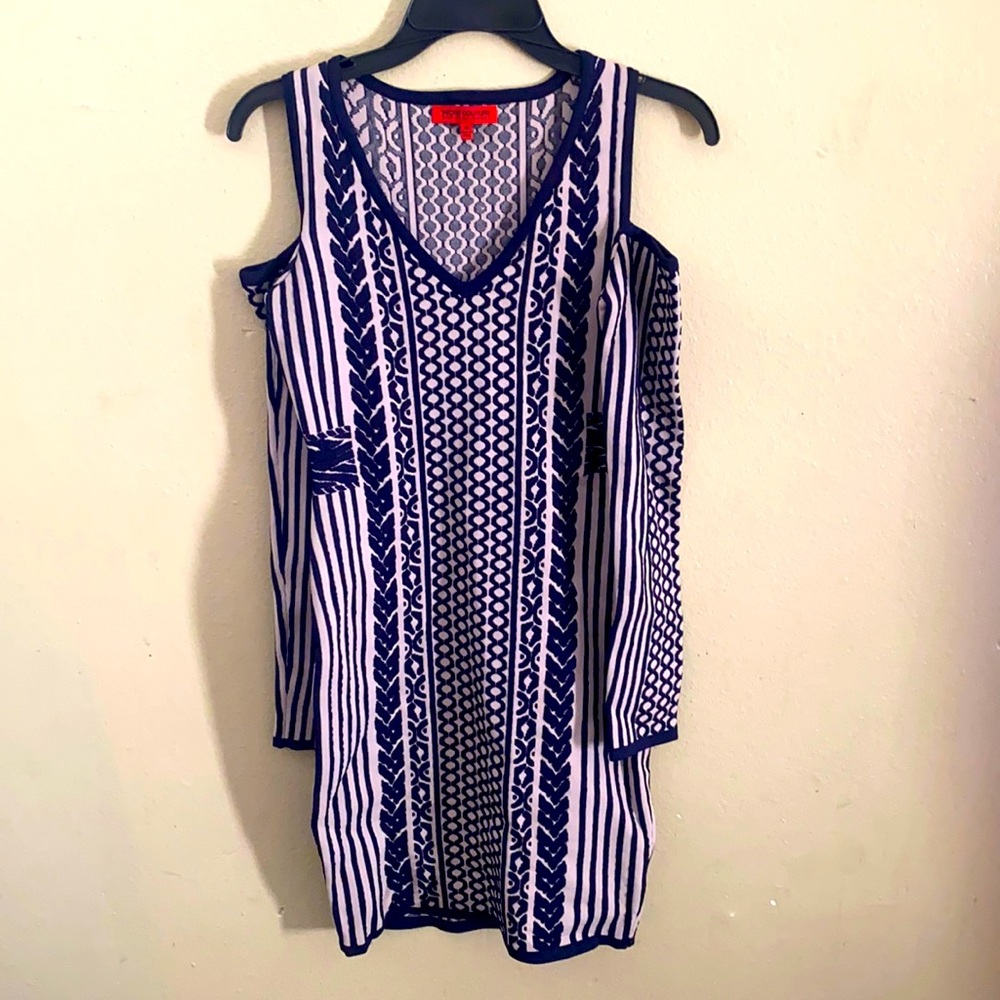 Tight fitted dress, shoulders out,a lot of stretch.